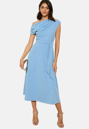 Hellblaues, einseitig-tragendes Kleid mit drapiertem Oberteil, tailliertem Schnitt und Midi-Länge. Enthält einen Stoffgürtel und hat eine sanfte, weiche Textur.