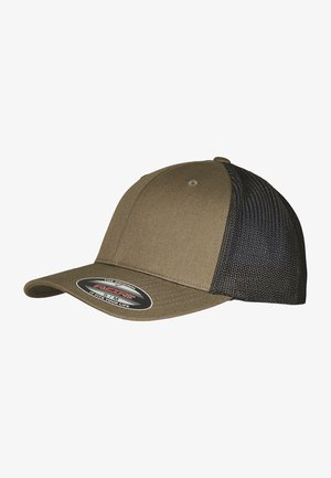 Gorra color caqui con un frontal estructurado, visera curvada y parte trasera de malla negra. Presenta una etiqueta Flexfit en la parte inferior de la visera.