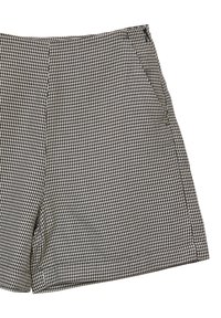 Shorts à motif pied-de-poule noir et blanc, dotés d'une coupe droite, de poches latérales et d'une fermeture éclair à l'arrière.