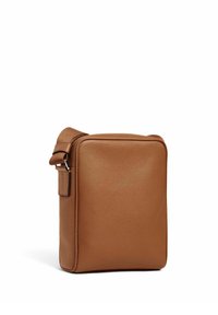Borsa a tracolla in pelle marrone con forma rettangolare, superficie texture, chiusura zip e tracolla regolabile.