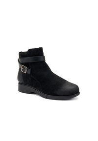 Bottines en suède noir avec un bout arrondi, une semelle noire plate et une sangle en cuir avec un détail de boucle en argent.