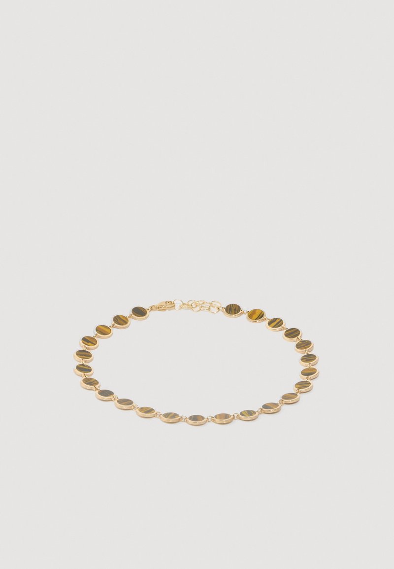 Collar en tono dorado con cuentas circulares de ojo de tigre dispuestas en un patrón enlazado, que cuenta con un cierre seguro y una superficie lisa y pulida.