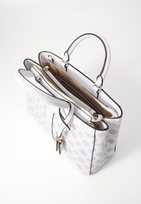 Borsa bianca con un sottile motivo grigio, doppi manici e un scomparto con zip. Presenta accessori in oro e una finitura testurizzata.