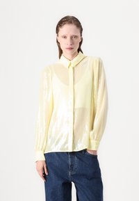 Geel pailletten blouse met een kraag, lange mouwen en knopenmanchetten, gemaakt van een lichtgewicht, doorschijnende stof met een glanzende finish.