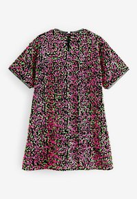 Svart kortärmad klänning med livfullt rosa och grönt blommönster, med en mjuk textur och bakfäste vid nacken.