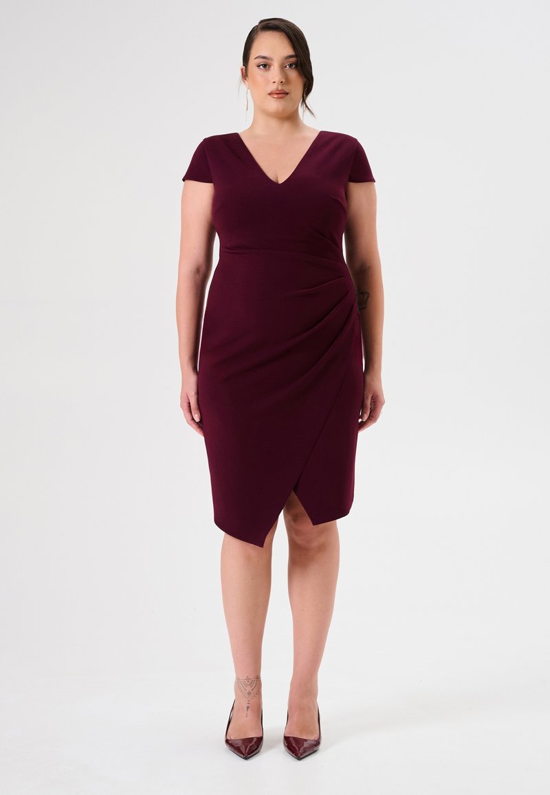 Burgunderfarbenes, tailliertes Kleid mit kurzen Ärmeln, V-Ausschnitt und Raffung an der Taille; knielang mit asymmetrischem Saum.