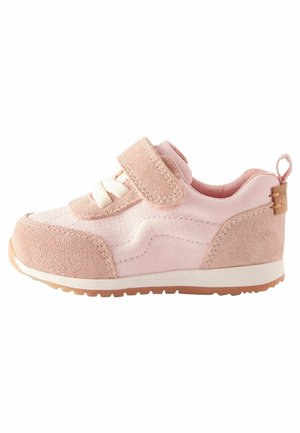 Różowe sneakersy z połączeniem zamszu i materiału, teksturowana cholewka oraz pasek na rzep. Białe sznurówki i subtelny akcent z logo z boku.