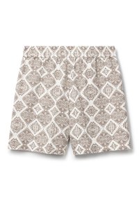 Bavlněné šortky se bílým pozadím a hnědým geometrickým diamantovým vzorem, elastickým pasem a textured povrchem.