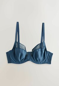 Podložen modrček v temno modrem satenastem tkanju, z mrežastimi vložki na vrhu, nastavljivimi naramnicami in strukturiranim dizajnom. Gladek, rahlo sijoč tekstura.