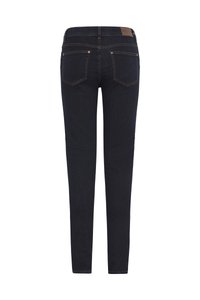 Tmavě modré úzké džíny se dvěma zadními kapsami, kontrastním prošíváním, poutky na opasek a hnědou koženou značkou na pásku v pase.