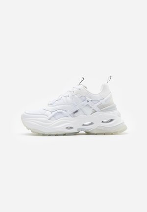 Masywne białe sneakersy z warstwowym designem, panelami z siateczki i skóry, grubą podeszwą z wycięciami oraz oznakowanymi pętlami na języku i pięcie.