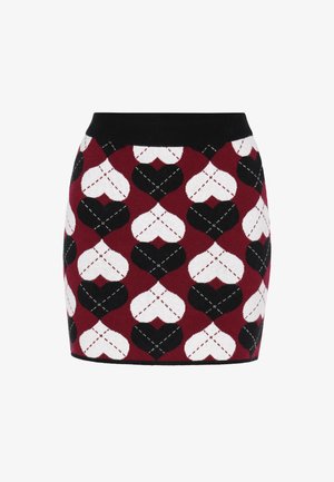 Kötött szoknya ismétlődő szívmintával piros, fehér és fekete színekben. Rugalmas derék, testhezálló fazon és puha textúra.