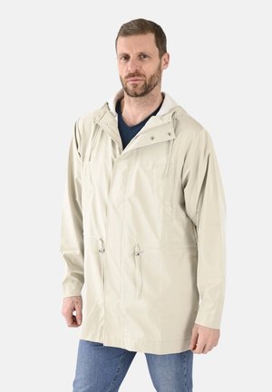 Veste imperméable beige clair avec capuche, cordons de serrage ajustables, poches avant et fermetures à pression. Texture lisse, coupe décontractée.
