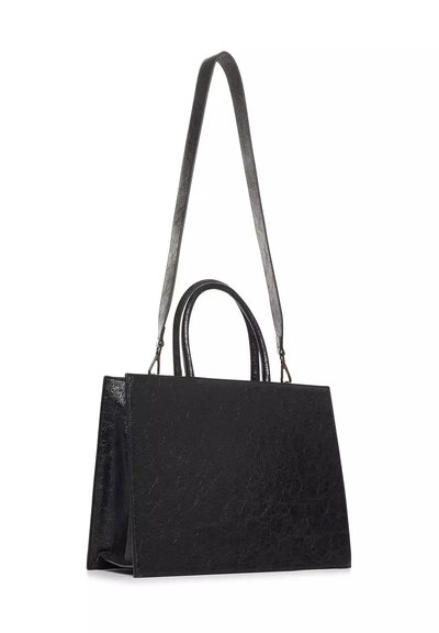 Borsa a tracolla nera in pelle con un design strutturato, dotata di due manici superiori e di una tracolla staccabile. Esterno testurizzato senza accenti visibili.
