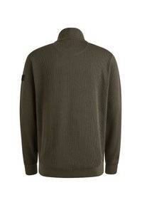 Suéter verde oscuro con cuello alto, textura acanalada y mangas largas. Presenta una pequeña etiqueta de marca en la manga izquierda.