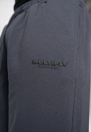 Grijze joggerbroek van zachte stof, voorzien van een geperst "MULTIPLY APPAREL"-logo op de dij en een ontwerp met een ontspannen pasvorm.