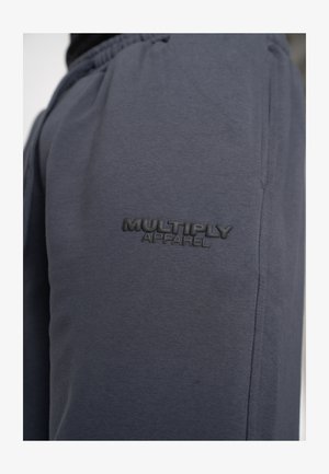 Grijze joggerbroek van zachte stof, voorzien van een geperst "MULTIPLY APPAREL"-logo op de dij en een ontwerp met een ontspannen pasvorm.