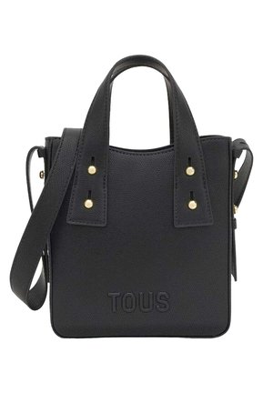 Bolso de mano de cuero negro texturizado con dos asas, tachuelas de tono dorado, correa ajustable para el hombro y nombre de la marca en relieve "TOUS" en el frente.