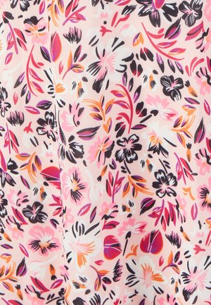 Tela floral con patrones en rosa, negro y naranja sobre un material suave y ligero; incluye varios diseños de flores y hojas.