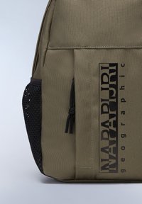 Olivgrüner Rucksack aus strapazierfähigem Material, mit einer schwarzen Netzseitentasche, Kordelzugverschluss und großem Markenlogo-Druck.