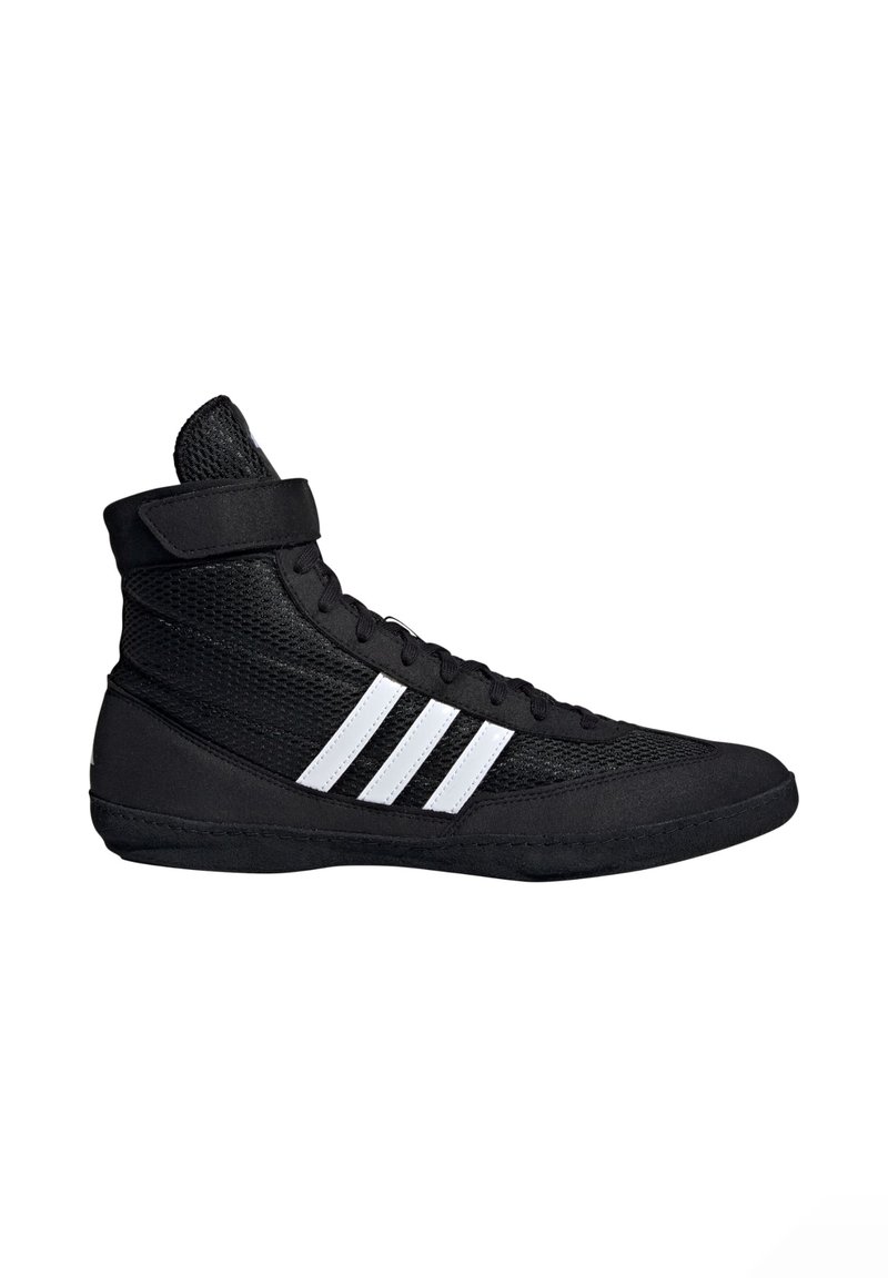 Černá sportovní vysoká bota s síťovaným svrškem, bílým logem se třemi pruhy, polstrovaným kotníkem a strukturovanou podešví. Pásek na suchý zip kolem kotníku.