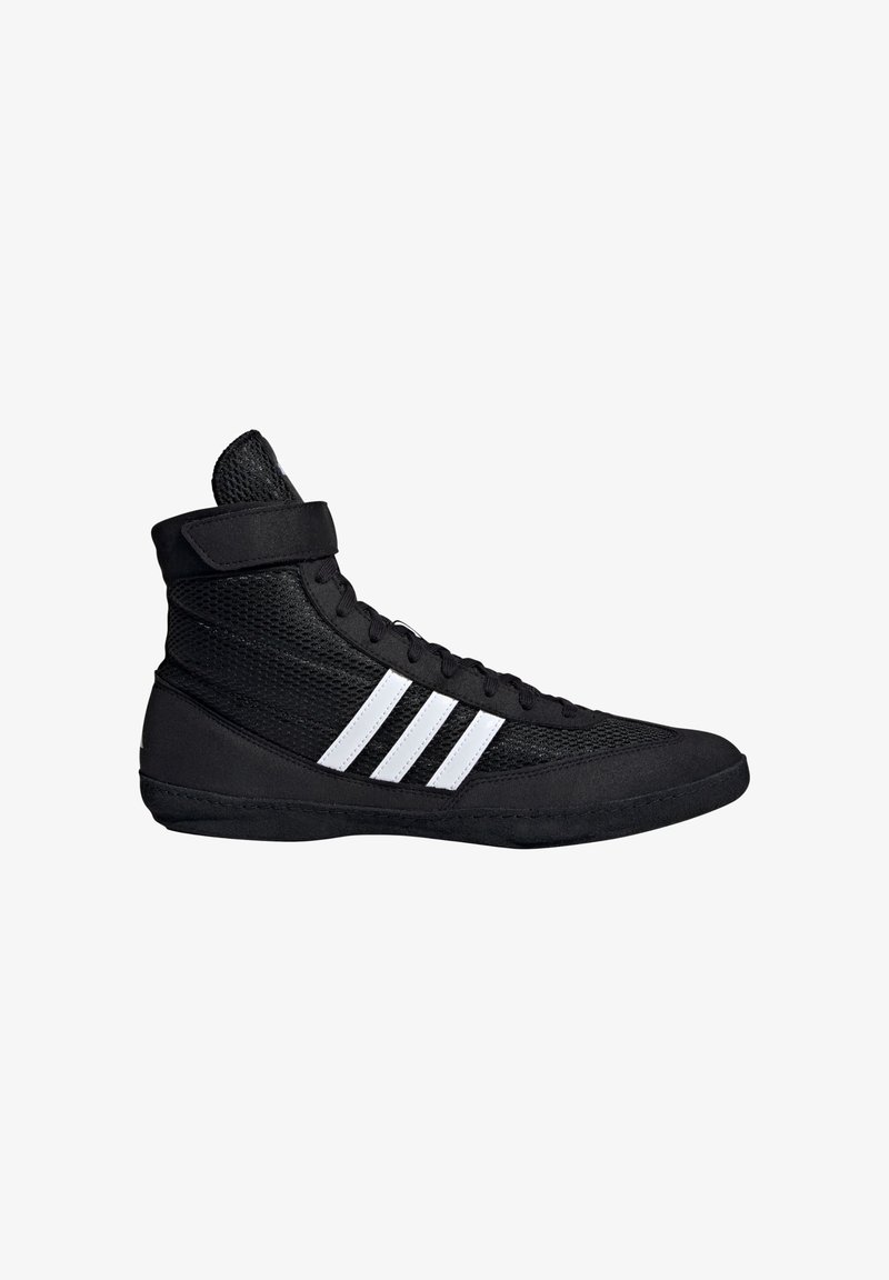 Černá sportovní vysoká bota s síťovaným svrškem, bílým logem se třemi pruhy, polstrovaným kotníkem a strukturovanou podešví. Pásek na suchý zip kolem kotníku.
