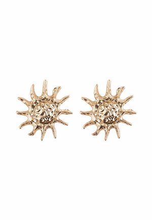 Orecchini in metallo color oro a forma di sole, con superfici texturizzate e raggi appuntiti, dotati di un design centrale circolare.