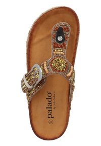 Brun pärl sandal med en dekorativ rem, som har cirkulära mönster, en silverspänne och en texturerad sula för grepp.