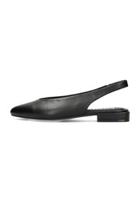 Scarpa flat slingback in pelle nera con punta a mandorla e tacco basso bloccato, caratterizzata da una texture liscia e un design minimalista.