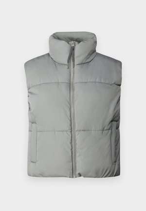 Grå puffervest med høy krage, frontlukkning med glidelås og horisontalt quiltet design. Har sidelommer og myk tekstur.
