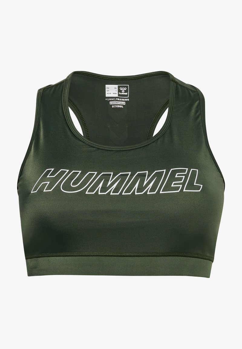 Olijfgroene sportbeha met racerback-ontwerp, voorzien van een groot wit "HUMMEL" logo op de voorkant en een gladde, rekbare stof.