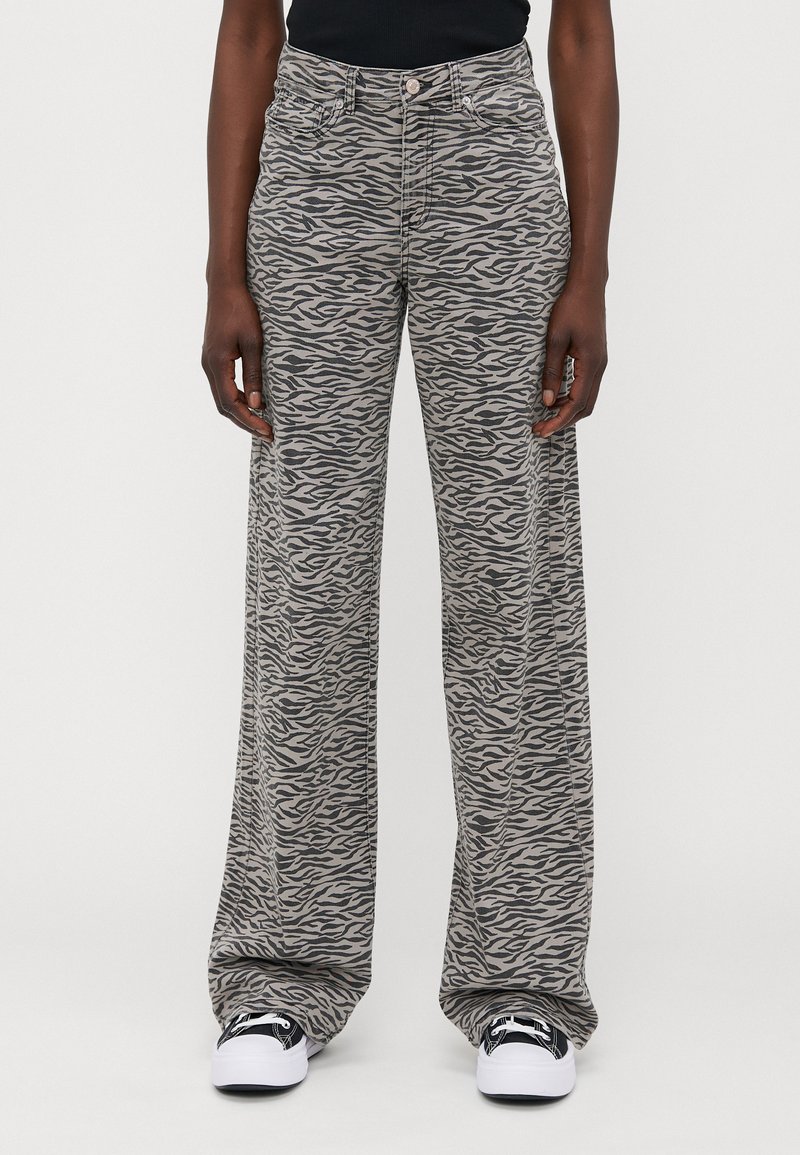 Zebra print wide-leg jeans in gray and black, featuring a high waist, front pockets, and a button closure. Made of lightweight fabric.