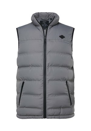Chaleco acolchado gris con cuello alto, cremallera frontal y dos bolsillos laterales. Presenta un logo negro con acento en el lado izquierdo del pecho.
