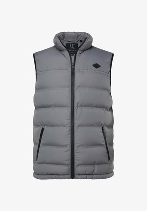 Chaleco acolchado gris con cuello alto, cremallera frontal y dos bolsillos laterales. Presenta un logo negro con acento en el lado izquierdo del pecho.