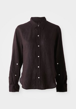 Chemise sombre à manches longues en lin léger, avec un devant à boutons, un col pointu et une poche unique sur la poitrine. Boutons en argent.