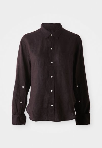 Chemise sombre à manches longues en lin léger, avec un devant à boutons, un col pointu et une poche unique sur la poitrine. Boutons en argent.