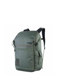 Zaino verde con tessuto texturizzato, spallacci imbottiti, cerniera superiore, tasca frontale e logo sul davanti. Dotato di cinghie di compressione laterali.