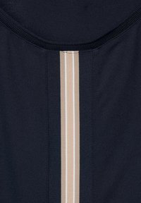 Granatowy materiał o gładkiej fakturze z centralnym pionowym paskiem w kolorze kremowym i jasnobeżowym, podkreślonym dwoma wąskimi białymi paskami.