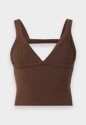 Bruin geribbelde crop top met een V-hals, brede straps en een aansluitend design. Gladde textuur en minimalistische stijl zonder versieringen.
