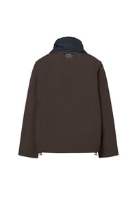Chaqueta marrón con capucha y cuello azul marino, con un corte recto, mangas largas y cordones ajustables en el dobladillo. Etiqueta de la marca visible.