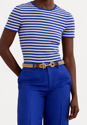 Osoba ubrana w niebiesko-białą pasiastą koszulkę z krótkim rękawem, królewskoniebieskie spodnie i beżowy sznurkowy pasek ze złotą klamrą.