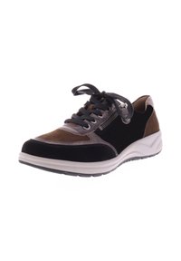 Zwarte en bruine suède sneakers met grijze accenten, ronde neus, vetersluiting aan de voorkant en zijrits; gewatteerde witte tussenzool en geprofileerde buitenzool.