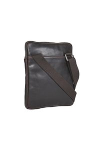 Borsa a tracolla in pelle marrone scuro con tracolla in tessuto scuro regolabile e chiusura con zip su sfondo bianco.