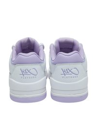 Sneakers bianchi con accenti lavanda, dotate di una tomaia in pelle liscia, rivestimento in rete, colletto imbottito e con la scritta "PLAYHARD" in rilievo sul tallone.