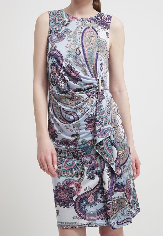 Ärmlös klänning i ljusblått med paisleymönster i lila, rosa och grönt. Rynkad detalj vid midjan ger textur och form.