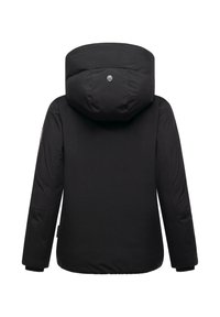 Zwarte winterjas met capuchon, lange mouwen, zichtbare stikdetails en een klein zilveren embleem op de achterkant van de capuchon.