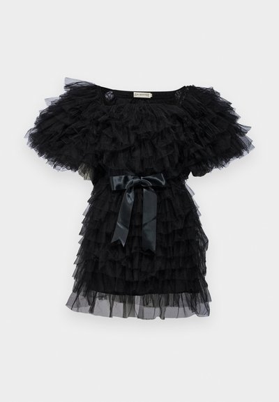 Fekete tüll ruha fodros rétegekkel, rövid puffujjakkal és selyem övvel a deréknál. Átlátszó textúra mennyiséget és dimenziót ad.