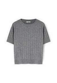 Top de manga corta tejido en gris claro con un patrón acanalado horizontal y detalles de pequeños tachones plateados por todo el tejido. Cuello redondeado.