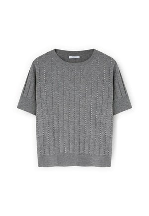 Top a maniche corte in maglia grigia chiara con motivo a coste orizzontali e ornamenti di piccole borchie argentate distribuite su tutta la superficie. Scollo rotondo.