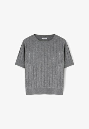 Top a maniche corte in maglia grigia chiara con motivo a coste orizzontali e ornamenti di piccole borchie argentate distribuite su tutta la superficie. Scollo rotondo.